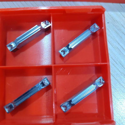 代わりとなる粉砕の二重頭部が炭化物をslottingTungsten は回転挿入物の金属CNCの切削工具を挿入する
